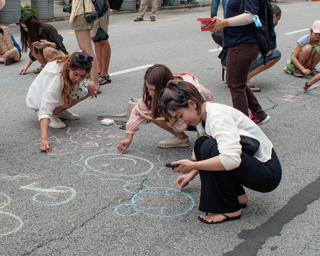 Descubra una variedad de actividades emocionantes para todas las edades y gustos. Ya sean actividades de ocio al aire libre, talleres creativos o deportes de equipo, encuentre inspiración para animar su vida diaria con momentos inolvidables.