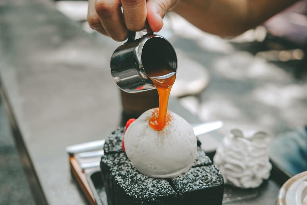 Entdecken Sie die köstliche Welt des Karamells: von seiner handwerklichen Zubereitung bis zu seinen vielfältigen Verwendungsmöglichkeiten beim Backen. Erfahren Sie, wie Sie Gourmet-Rezepte zubereiten und genießen Sie diesen süßen Genuss, der Ihren Gaumen erfreuen wird!