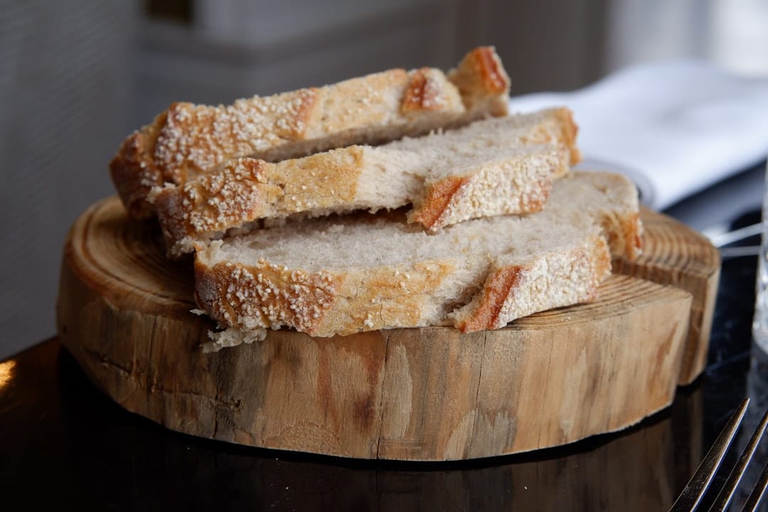 oppdag champagneeddik, et raffinert krydder som tilfører rettene dine et snev av eleganse. Perfekt for salatdressinger, marinader eller som krydder, denne delikat smakstilsatte eddiken forsterker smaken av oppskriftene dine med en subtil utbrudd av bobler.