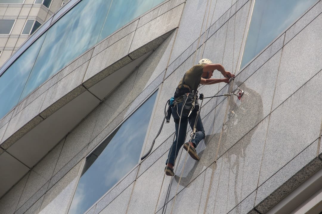 ontdek onze professionele schoonmaakdiensten voor een onberispelijk interieur! Of het nu voor uw huis of uw werkruimte is, ons team zet zich in voor het leveren van kwaliteitsservice, waarbij gebruik wordt gemaakt van ecologische producten om uw gezondheid en het milieu te beschermen. vraag nu een offerte aan!