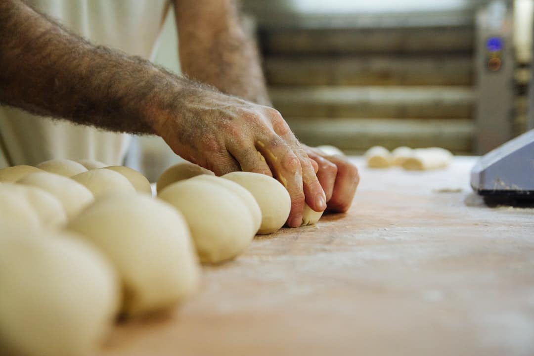 atraskite visą mūsų tešlos vadovą: nuo būtinų receptų iki esminių metodų, išmokite įvaldyti mėgstamų patiekalų tešlos gaminimo meną.