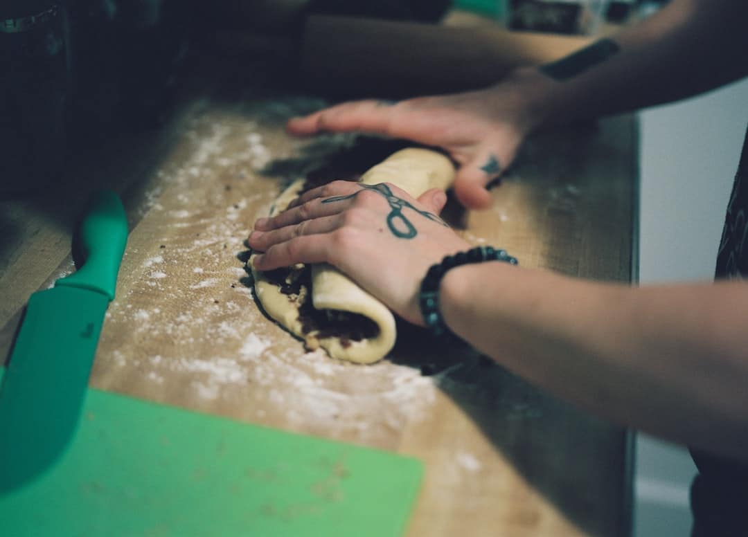 découvrez les causes et solutions pour éviter le déchirement de la pâte lors de vos recettes. apprenez les techniques pour obtenir une pâte lisse et souple, idéale pour vos préparations culinaires.