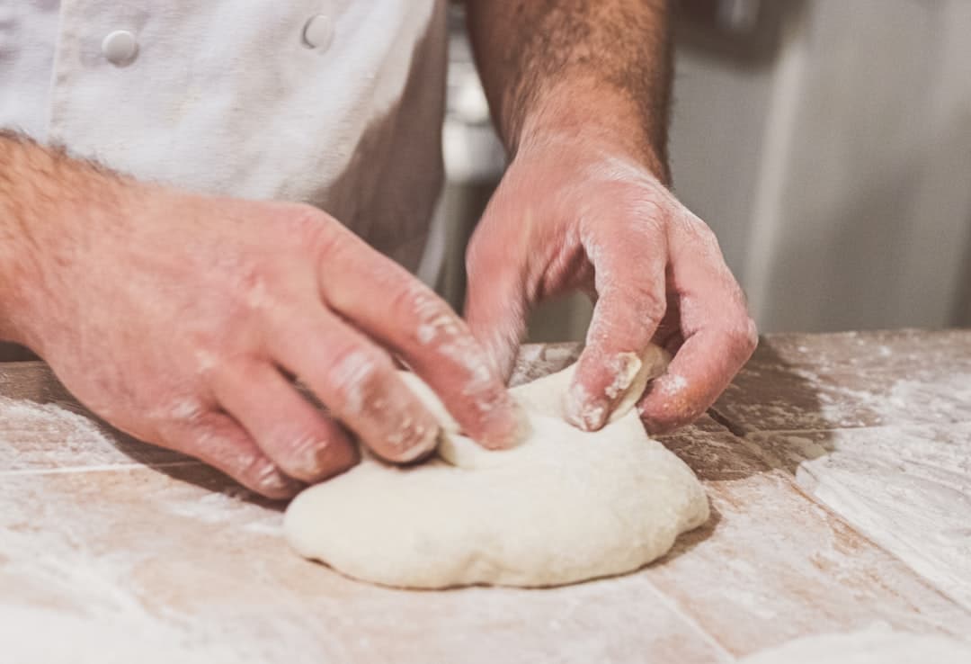 oppdag teknikkene og tipsene for å unngå å rive deigen under dine kulinariske kreasjoner. lær å mestre teksturen og håndteringen av deigen for perfekte resultater hver gang.