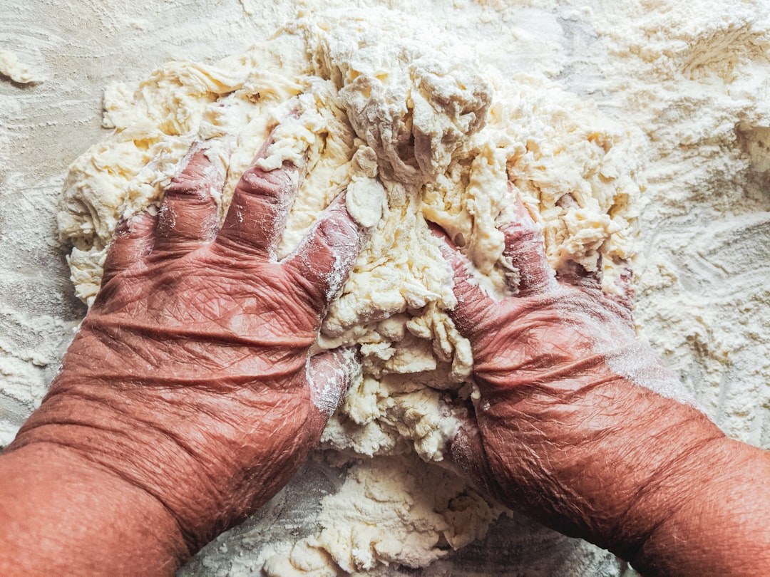 ontdek de technieken en tips om te voorkomen dat het deeg scheurt tijdens uw culinaire bereidingen. Leer hoe u deeg op de juiste manier hanteert en kneedt om perfecte resultaten te bereiken in uw recepten, of het nu gaat om brood, gebak of verse pasta.