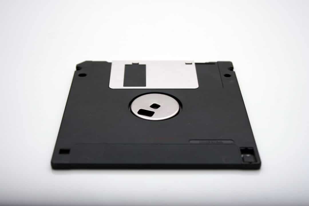 ontdek de magie van diskettes! leer hun geschiedenis, hun impact op gegevensopslag en hun plaats in de evolutie van technologie. Beleef herinneringen uit de jaren 80 en 90 opnieuw met deze iconische media.