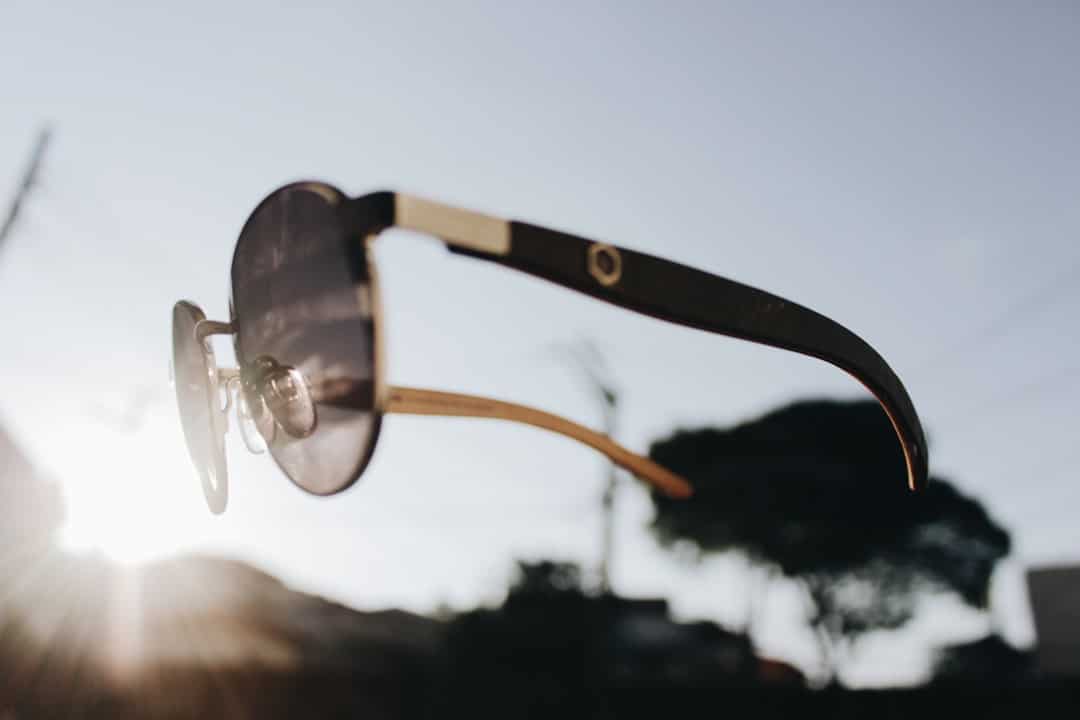 Descubre cómo eliminar las marcas de gafas en tu rostro con nuestros prácticos y eficaces consejos. Cuida tu piel mientras disfrutas de la comodidad de tus gafas cada día.