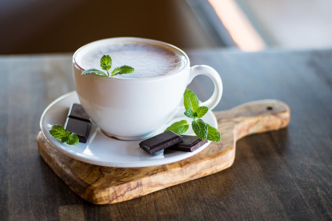 temui sirap pudina kami, penyediaan manis yang lazat sesuai untuk menyedapkan minuman, pencuci mulut dan hidangan anda. tambahkan sentuhan segar dan menyegarkan pada resipi anda dengan sirap artisanal yang diperbuat daripada bahan semula jadi ini.