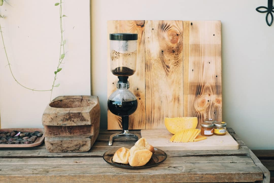 ontdek hoe een sifon werkt en zijn essentiële rol bij het overbrengen van vloeistoffen. Leer hoe u het effectief kunt gebruiken in uw keuken of badkamer om lekkages te voorkomen en de afvoer te verbeteren. Ontdek de verschillende soorten sifons die verkrijgbaar zijn en hun toepassingen.